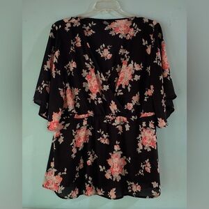 Rose print, black & salmon pink v-neck top, Torrid size 3 (22/24)